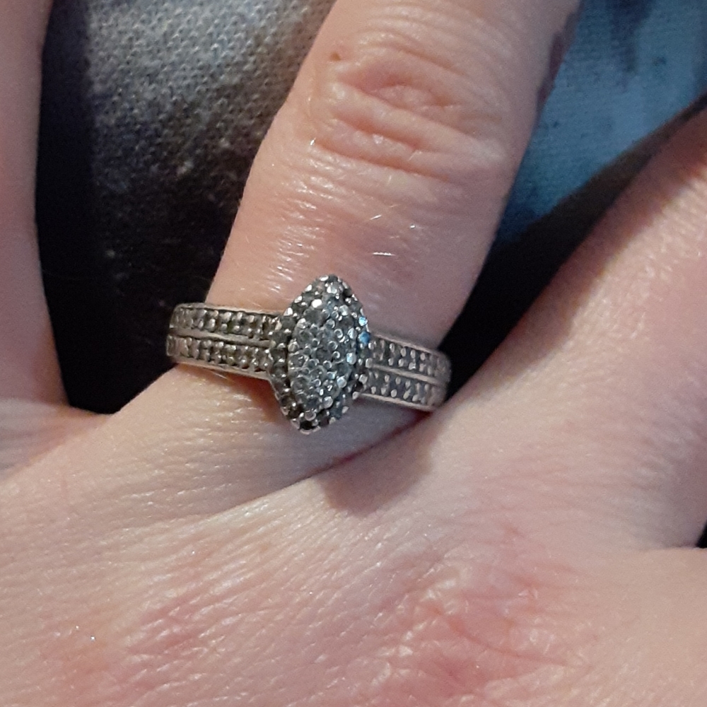 White gold and natural diamond ring